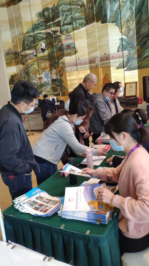 会议报到和撒离时间算会期